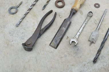 Ahşap üzerinde çeşitli eski iş araçları