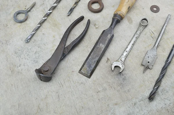 Vecchi attrezzi da lavoro assortiti su legno — Foto Stock