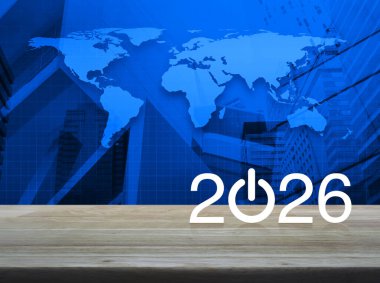 2026 dünya haritası, modern şehir kulesi ve gökdelen üzerinde ahşap masa üzerinde düz simge oluşturun, 2026 yılının başarısı konsepti, NASA tarafından desteklenen bu görüntünün elementleri