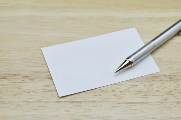 Tarjeta de visita en blanco y lápiz sobre mesa de madera —  Fotos de Stock