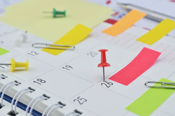 Καρφίτσα με πολύχρωμο κολλώδεις σημειώσεις και pin για επιχειρηματική σελίδα ημερολόγιο — Φωτογραφία Αρχείου