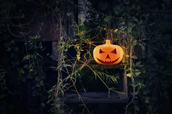 Хэллоуин тыква на старой заброшенной лестнице поезд, Хэллоуин рюкзак — стоковое фото