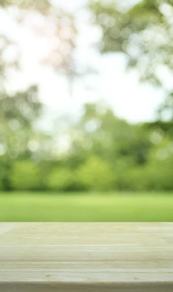 Mesa vacía y fondo borroso árbol bokeh para su producto d — Foto de Stock