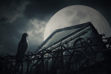 Bulutlu gökyüzü ve ayın arkasında geceleri bina eski grunge