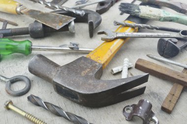 Ahşap üzerinde çeşitli eski iş araçları
