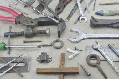 Ahşap üzerinde çeşitli eski iş araçları