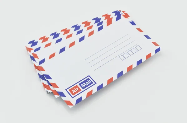 Empilement d'enveloppes de courrier aérien sur fond blanc — Photo