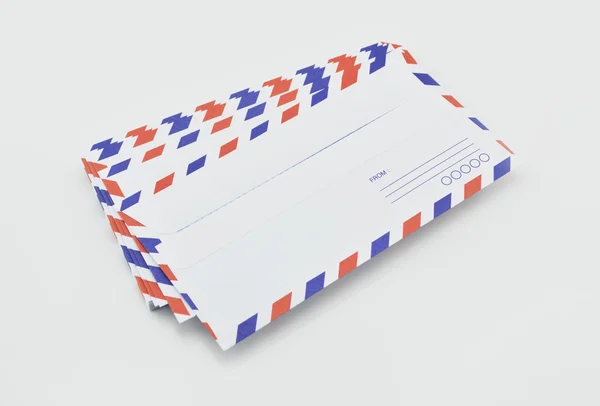 Stapel lucht mail enveloppen op witte achtergrond — Stockfoto
