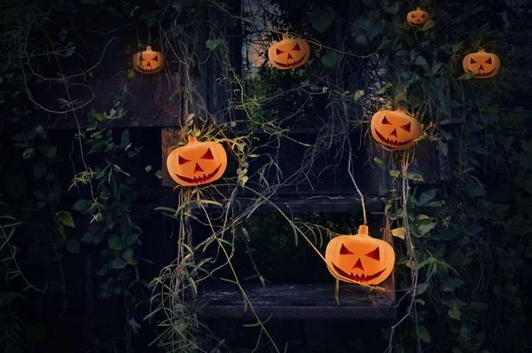 Хэллоуин тыква на старой заброшенной лестнице поезд, Хэллоуин рюкзак — стоковое фото
