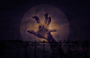 Metal çitin üzerinden el ile kuru yapraklar üzerinde karanlık gökyüzü, Cadılar Bayramı c