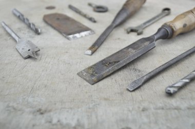 Ahşap üzerinde çeşitli eski iş araçları