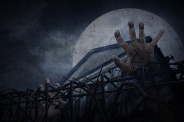 Eski bina ve ay üzerinde el ile kuru metal çit üzerinde bırakır