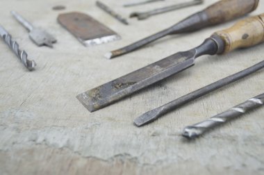 Ahşap üzerinde çeşitli eski iş araçları