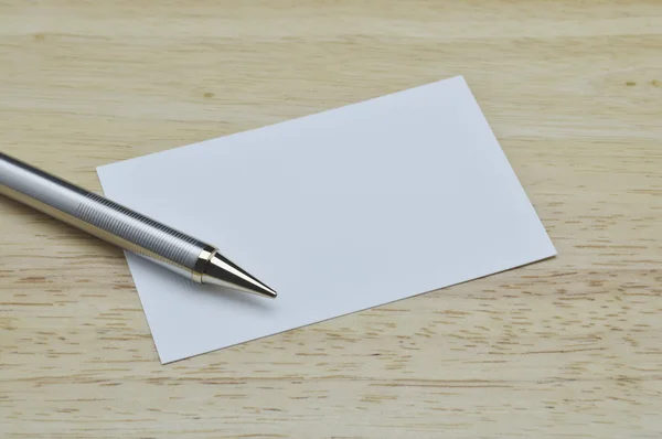 Lápiz y tarjeta de visita en blanco con lápiz sobre mesa de madera —  Fotos de Stock