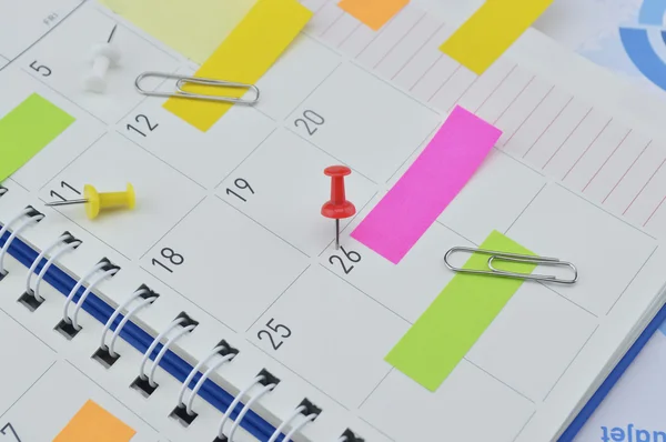 Pin com notas adesivas coloridas e pin na página do diário de negócios — Fotografia de Stock