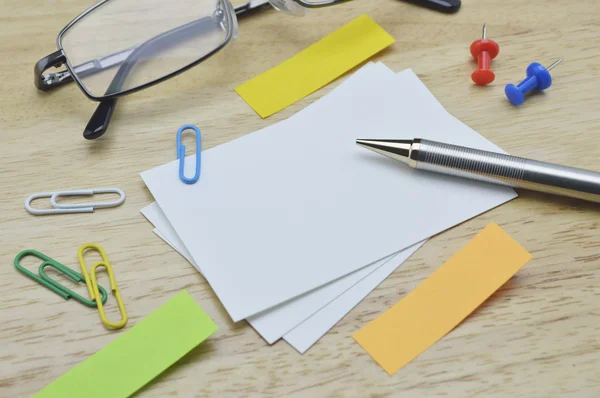 Notas de papel, óculos; lápis, clipe, mouse e teclado na mesa — Fotografia de Stock