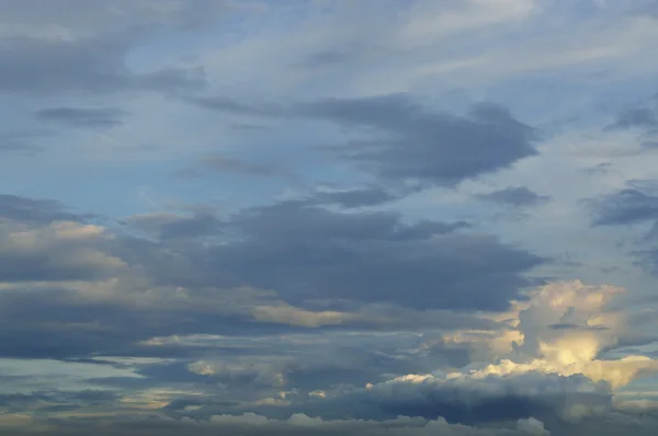 Coucher de soleil ciel avec nuages pour arrière-plan — Photo