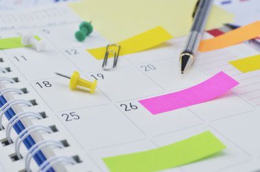 Kalem, renkli yapışkan notlar ve günlük sayfası iğnesi