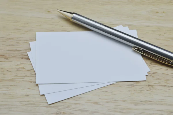 Cartão de visita em branco com lápis na mesa de madeira — Fotografia de Stock