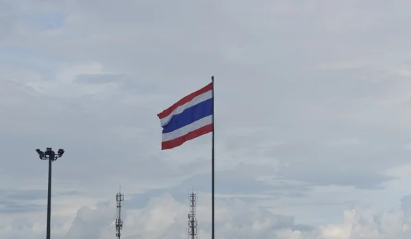 ธงไทยโบกมือกับท้องฟ้าสีฟ้า — ภาพถ่ายสต็อก