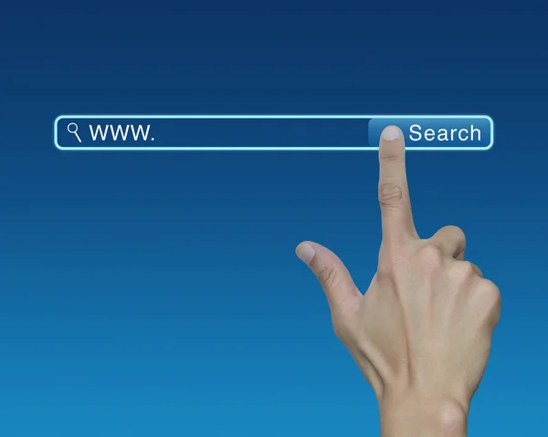 Hand pressing search button over blue background, searching inte — Stock Photo, Image