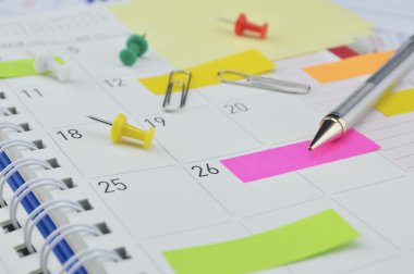 Yapışkan notlar ile kalem ve iş günlüğü sayfasında pin