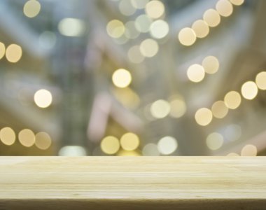 Bulanık alışveriş merkezi bokeh arka plan üzerinde boş ahşap masa