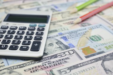 Hesap makinesi ve kalem Doları banknot para