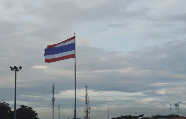 Drapeau thaïlandais agitant contre le ciel du soir — Photo