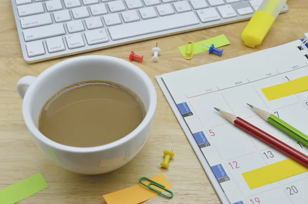 Šálek kávy, deník, poznámky sticky notes, tužka, pin, klip a klávesnice — Stock fotografie
