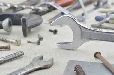 Ahşap üzerinde çeşitli eski iş araçları