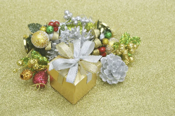 Pudełko i christmas ornament na złotym tle — Zdjęcie stockowe