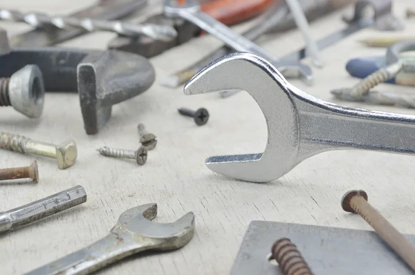 Ahşap üzerinde çeşitli eski iş araçları