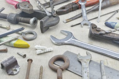 Ahşap üzerinde çeşitli eski iş araçları