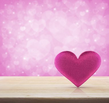 Kumaş Pembe Kalp şekli üzerinde pembe ahşap masa üzerinde kalp bo