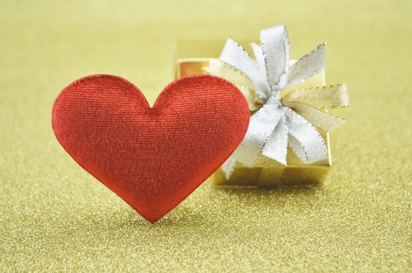Fabric red love heart with gift box on gold background, Love con — Stock Photo, Image