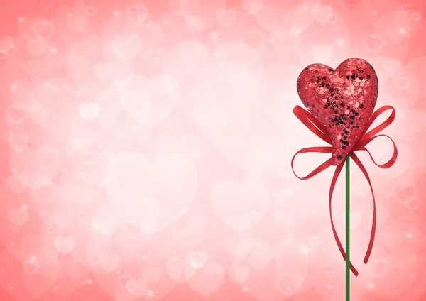 Giocattolo cuore amore rosso con fiocco su sfondo sfocato cuore rosso chiaro — Foto Stock