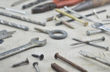 Ahşap üzerinde çeşitli eski iş araçları