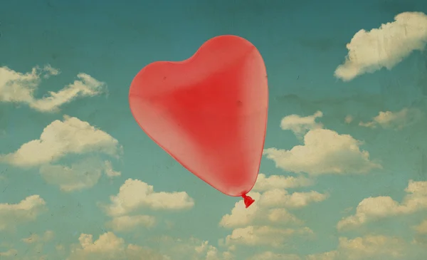 Rød kærlighed hjerte ballon på blå himmel baggrund, valentine koncept - Stock-foto