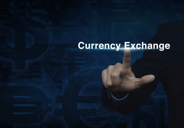 Uomo d'affari mano spingendo parola di cambio valuta sul cur blu scuro — Foto Stock