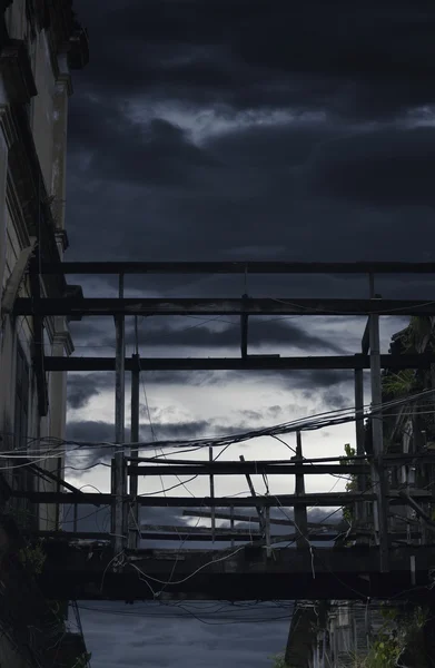 Danneggiato vecchi collegamenti ponte in legno percorso — Foto Stock