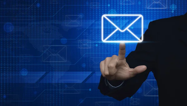 Üzletember kézzel nyomja a mail ikonra a digitális világ megjelenítése technológiát — Stock Fotó