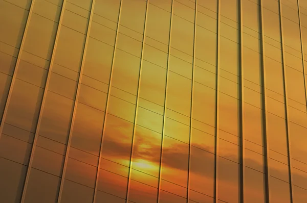 Reflejo del cielo del atardecer en pared metálica del edificio de oficinas —  Fotos de Stock