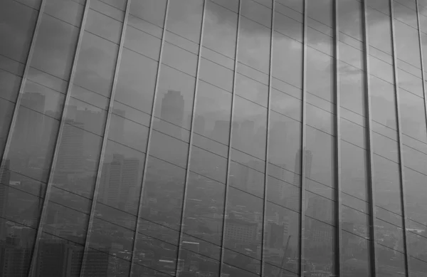 Reflejo de gran ciudad en pared de metal del edificio de oficinas, negro a —  Fotos de Stock