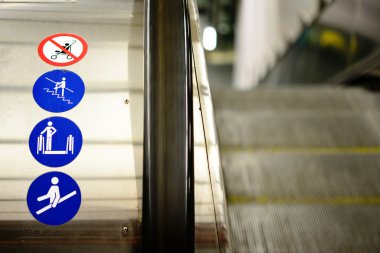 Yürüyen merdiven kuralları çıkartmaları
