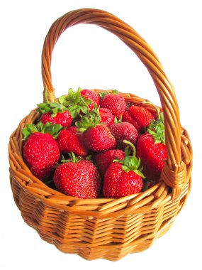 hasır sepet içinde olgun çilek