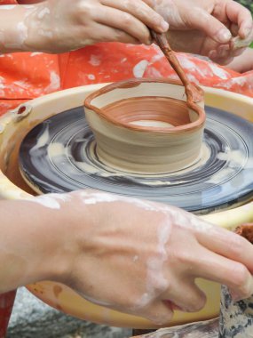 Potter's tekerlek üzerinde seramik oluşturmak eller