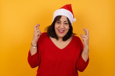 Güzel, orta yaşlı, Noel şapkası takan, yüzünde endişeli bir ifade olan bir kadın patronunun işyerinde yaptığı hataları fark etmemesini umuyor..