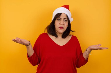 Noel şapkası takan orta yaşlı bir kadının portresi belirsiz görünüyor..
