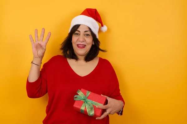 Árabe Mujer Mediana Edad Con Sombrero Navidad Con Regalo Pie — Foto de Stock